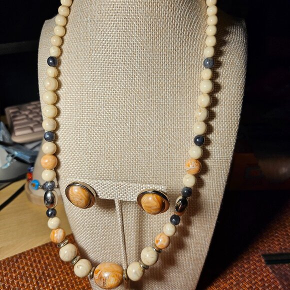 Avon Desert Sands Peach/Beige Necklace and Earrings form 1988 - Picture 1 of 4